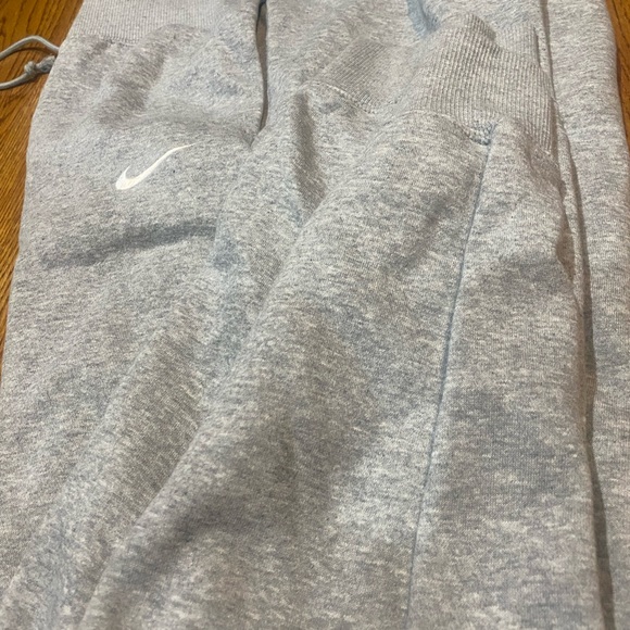 Nike women’s medium sweatpants new - Picture 2 of 3